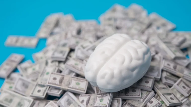 Dificuldades financeiras aceleram envelhecimento cerebral, diz estudo