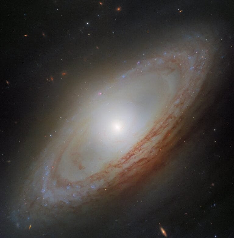 Telescópio Hubble investiga galáxia NGC 4693 fora de sincronia