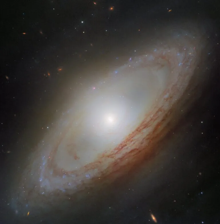 Telescópio Hubble investiga galáxia NGC 4693 fora de sincronia