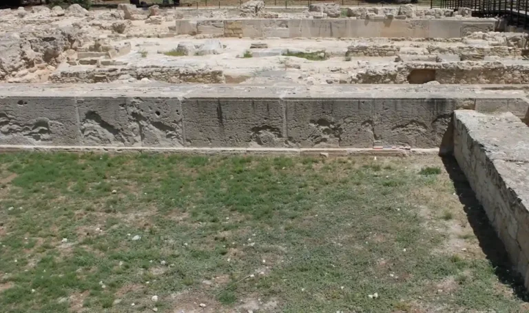 Escaneamento a laser revela 23 novas gravuras de navios em templo cipriota
