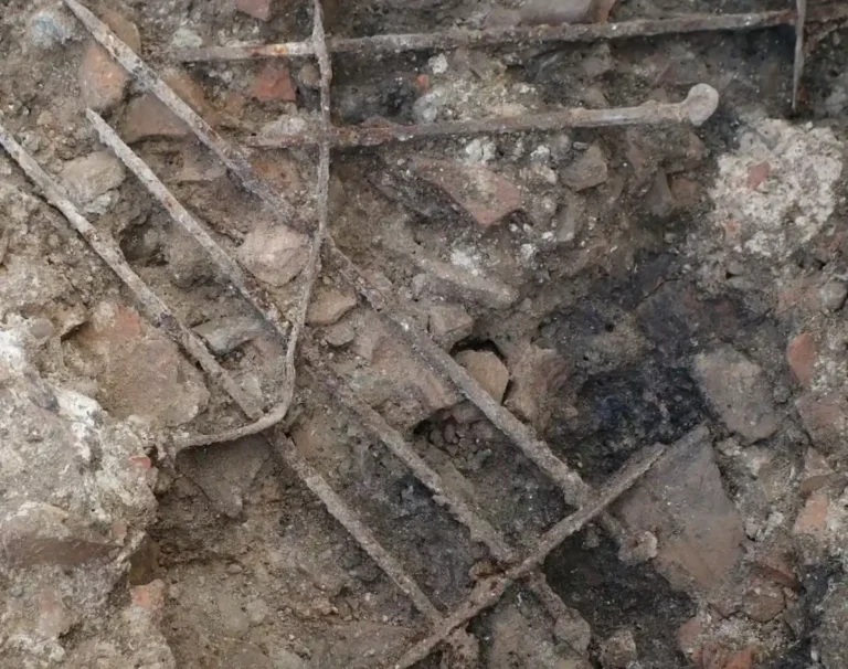 Arqueólogos descobrem grade de janela romana em Augusta Raurica