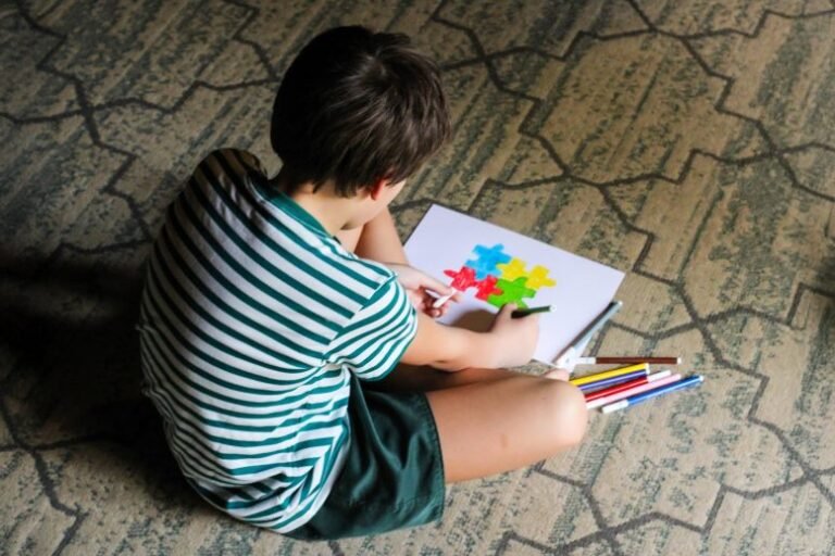 Estudo reverte comportamentos autistas em camundongos