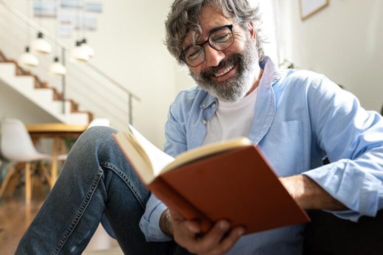 Leitura por prazer melhora saúde mental e cognitiva, diz estudo