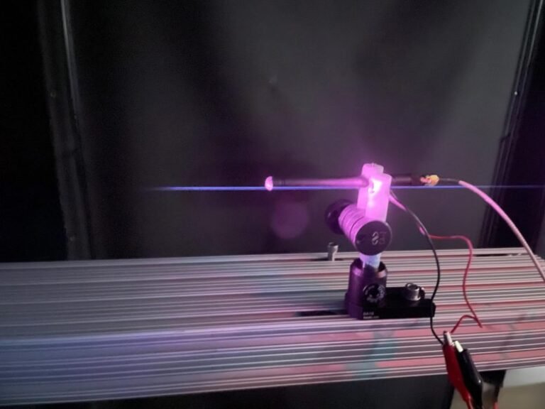 Antena de plasma semelhante a sabre de luz transmite ondas de rádio