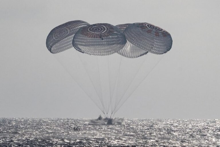 Astronautas da NASA retornam após 237 dias no espaço
