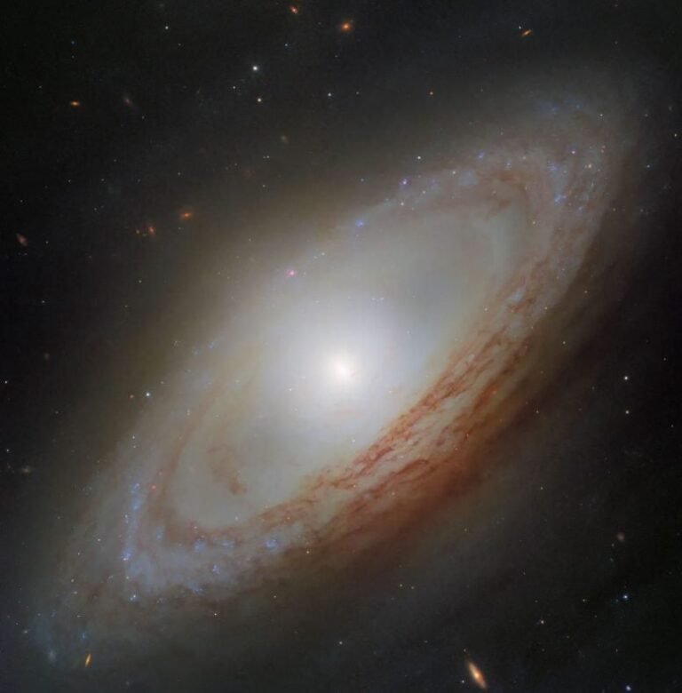 Telescópio Hubble revela galáxia NGC 4698 com centro inclinado