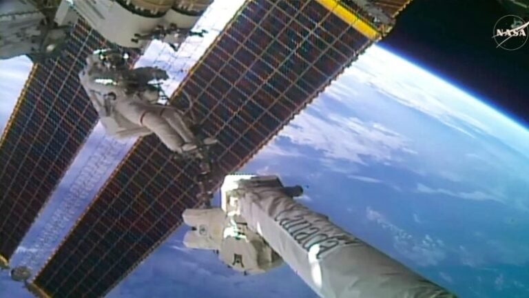 Astronautas instalam novo painel solar na Estação Espacial