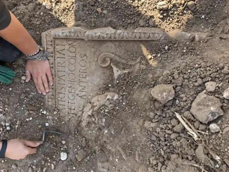 Descobertas arqueológicas em Aquinum revelam altar e cippus