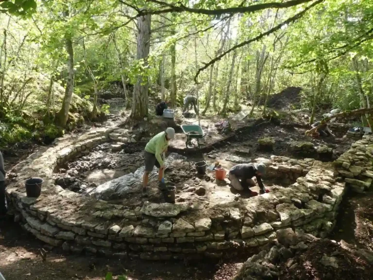 Excavações em Mesmont revelam vestígios de grande igreja