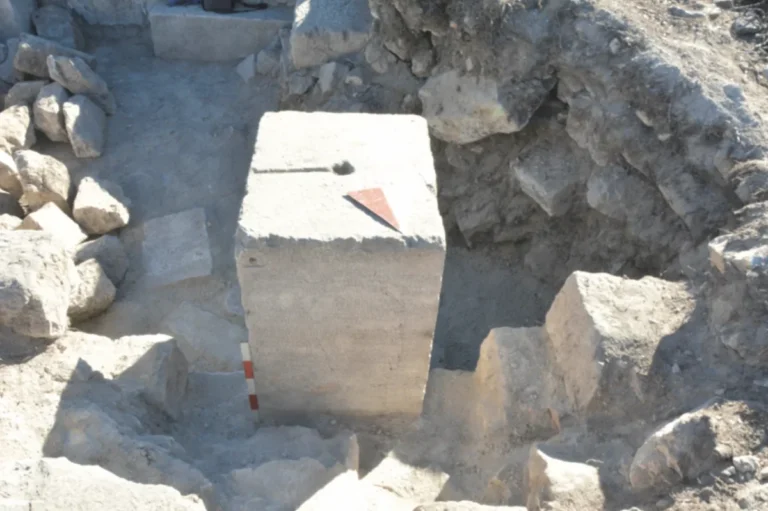 Pilar de oráculo da era romana é encontrado na Turquia